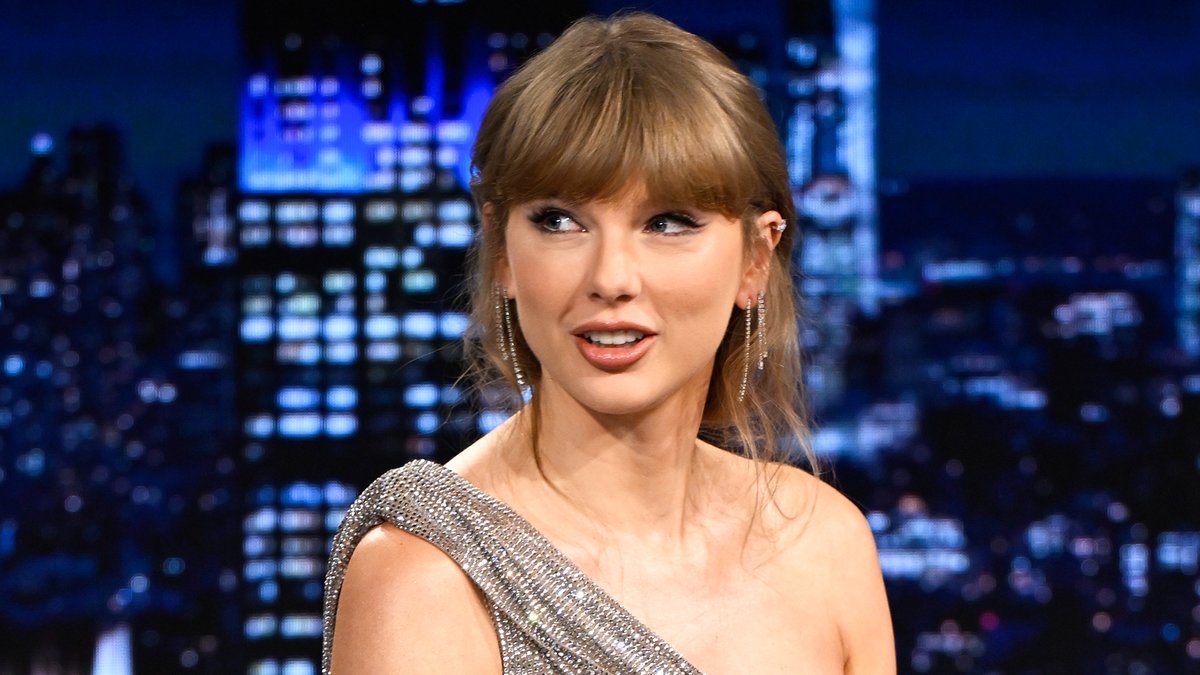 .Taylor Swift shares how Travis Kelce surprised her with the perfect engagement while they were recording New Heights! #TaylorOnFallon #FallonTonight