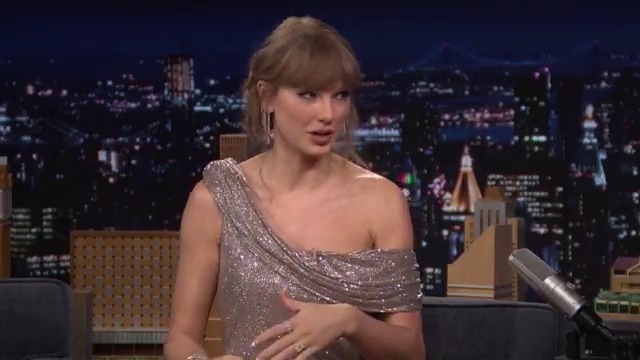 .Taylor Swift’s fictional character, Kitty Finlay has a sweet connection to her mom, Andrea and grandma Marjorie 🥹 #TaylorOnFallon #TSTheLifeofaShowgirl #FallonTonight