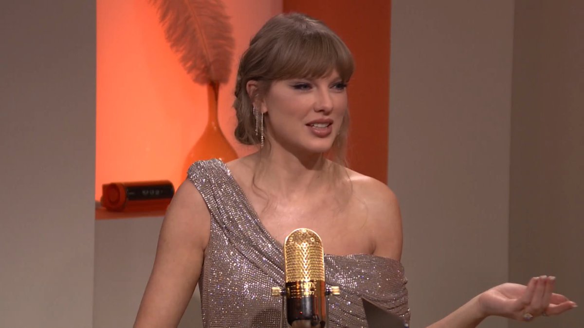 .Taylor Swift reveals “Father Figure” was written from the perspective of a mentor to a protégé. #TaylorOnFallon #TSTheLifeofaShowgirl #FallonTonight
