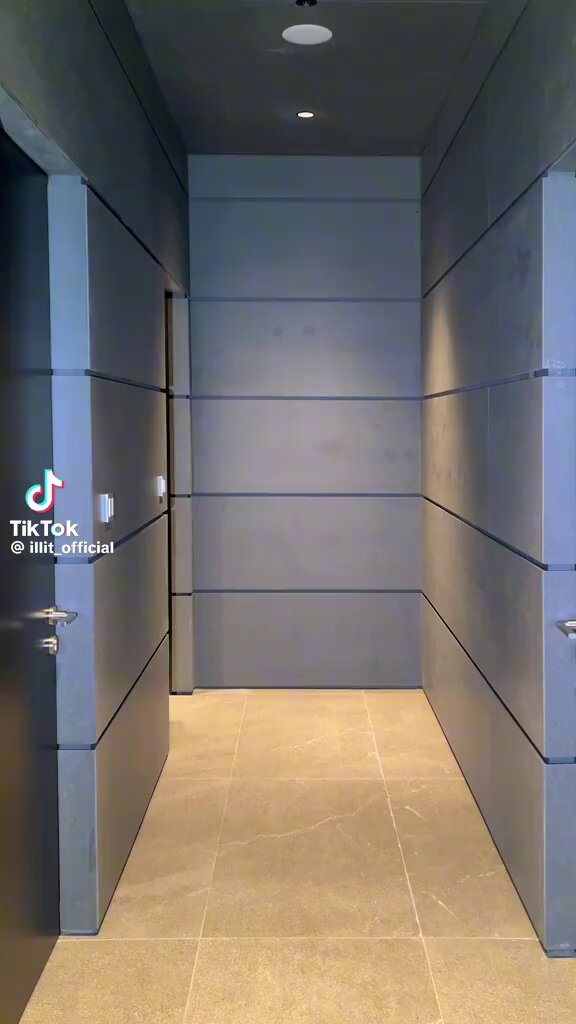 언니 출근하면 원희피규어 방에서 이러구돌아다님😭