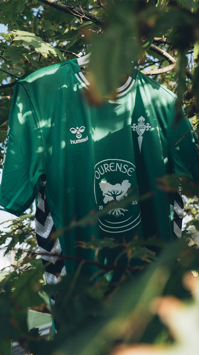 Máis que unha camisola. Unha homenaxe a un pobo. Faite con ela e colabora coa reforestación dos montes afectados pola vaga de lumes 💚 🛍️ e tendas físicas. 👉 Todo o importe será doado.