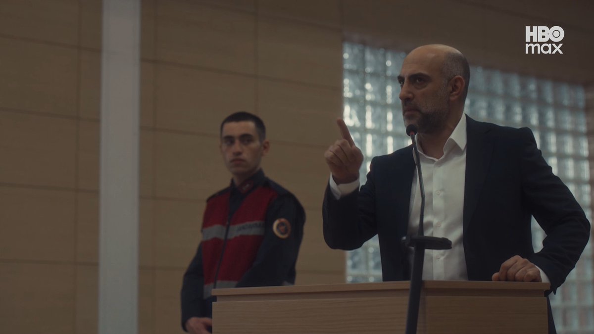 #KaosunAnatomisi 2. Bölümdeyim. Dizi ciddi manada gerek senaryosu gerek hikaye anlatım diliyle müthiş iş çıkarıyor. Dizi gerçekten de adı gibi kaoslu. Mahkeme sahneleri seyircide karşılık bulur söyleyeyim. Babalar Operasyonunu işlemeleri de oldukça iyi.👌