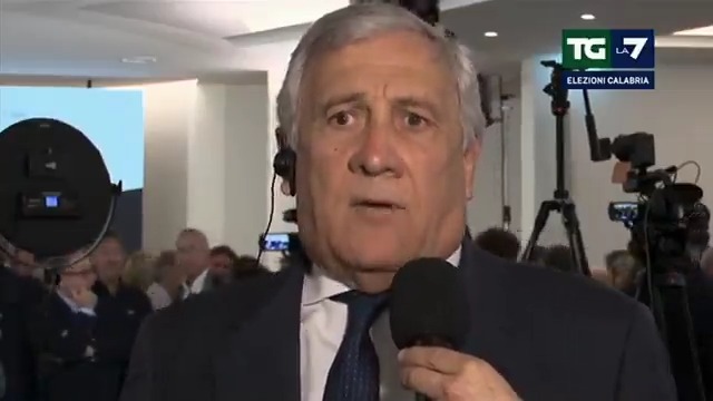 "Quello che dicono le piazze per Gaza non è il pensiero degli italiani. Non si profana la statua del Papa. In piazza sono centomila persone, la maggioranza degli italiani la pensa come il governo" A questo punto urge un controllo