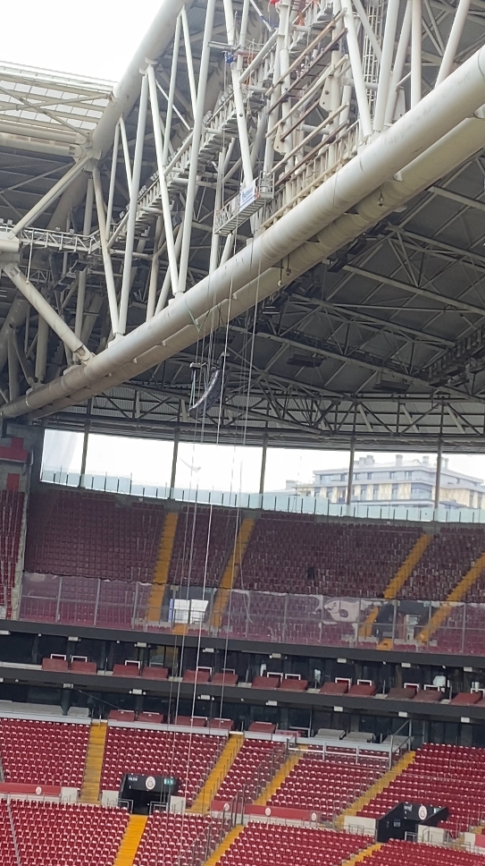 🏟️ Ali Sami Yen Rams Park'ta yeni skorbord ve zemin bakım çalışmaları sürüyor.