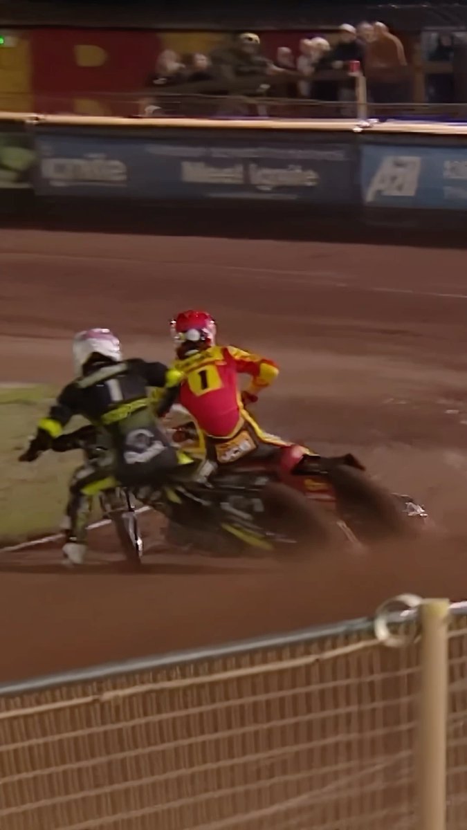 Emil Sayfutdinov take a bow 👏 This was something special from the Russian to take the win in Heat 13 of the Grand Final first leg 🔥 #LEIIPS | #BritishSpeedway