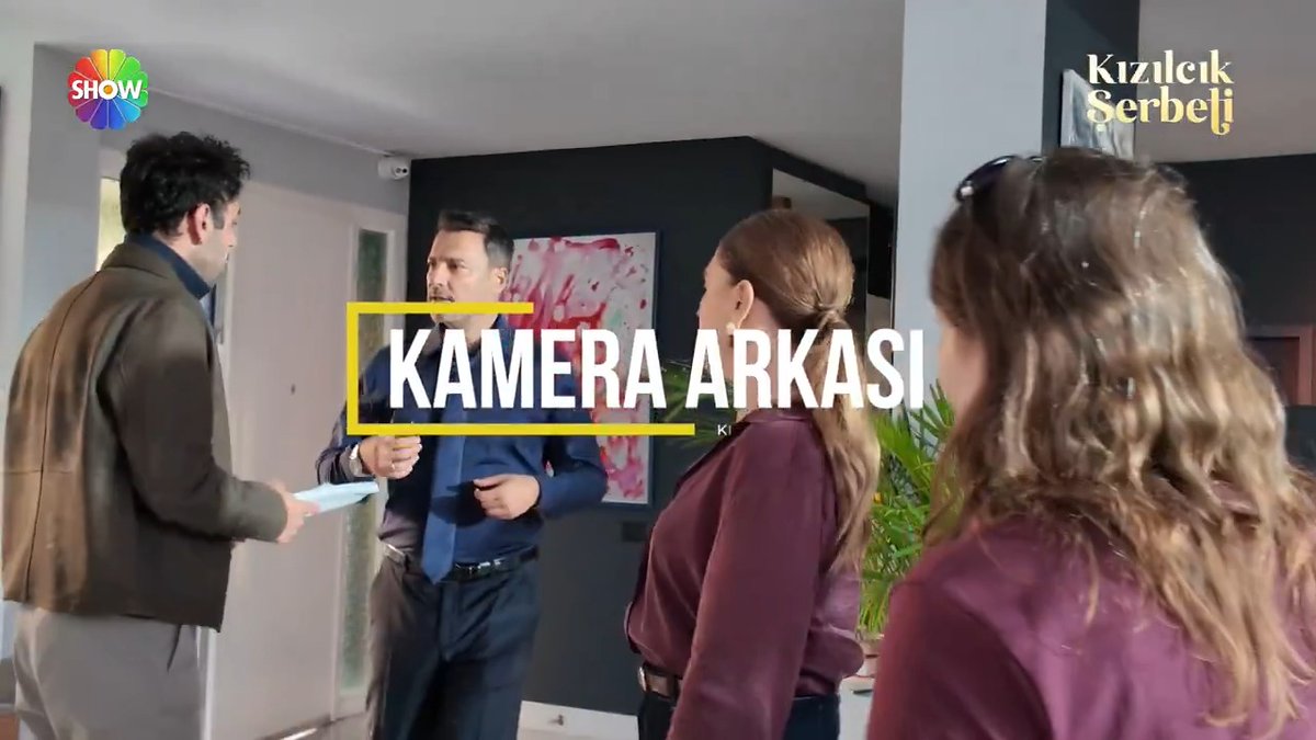 Kamera arkasından sahnelerle geldik! Bakalım neler oluyormuş? 🎥🥰 #KızılcıkŞerbeti yeni bölümüyle cuma 20.00'de @showtv'de. @goldyapim