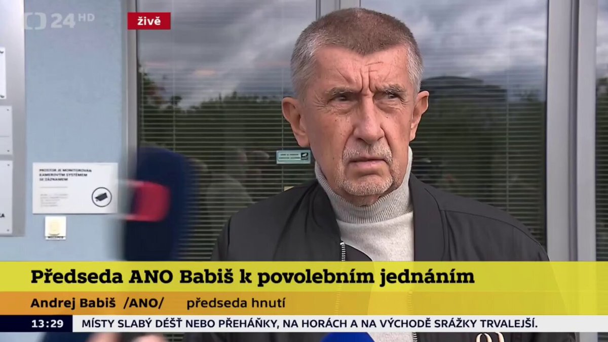 Hm, tak už jsme definitivně zpátky. žvatlání, hihňání, nevim, neřeknu a poslední věta "já sem člověk, který se snaží zorientovat, co vlastně se tady děje." Tak hlavně, že má tu svou bundu... Po tomhle se mi fakt stýskalo.🤦‍♂️