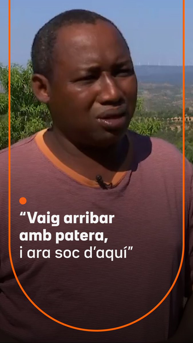 "Em sento un més del poble." Va venir del Senegal en patera i ara viu a la Palma d'Ebre. L'Amadou porta 25 hectàrees d'oliveres i ametllers que li va arrendar el pagès per qui treballava. És soci i membre del consell rector de la cooperativa del poble