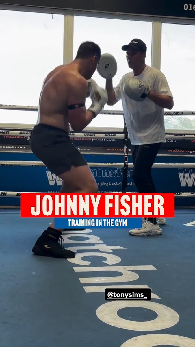 Johnny Fisher in the gym with his new trainer Tony Sims ahead of a planned comeback in December 👀 Who do you want the Romford Bull to return against❓