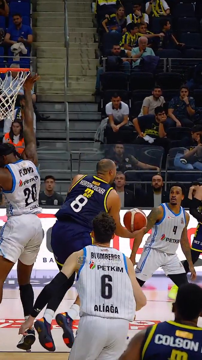 Dün oynanan Fenerbahçe Beko - Aliağa Petkimspor maçında; Talen Horton-Tucker'ın bulduğu acayip basket 🤩