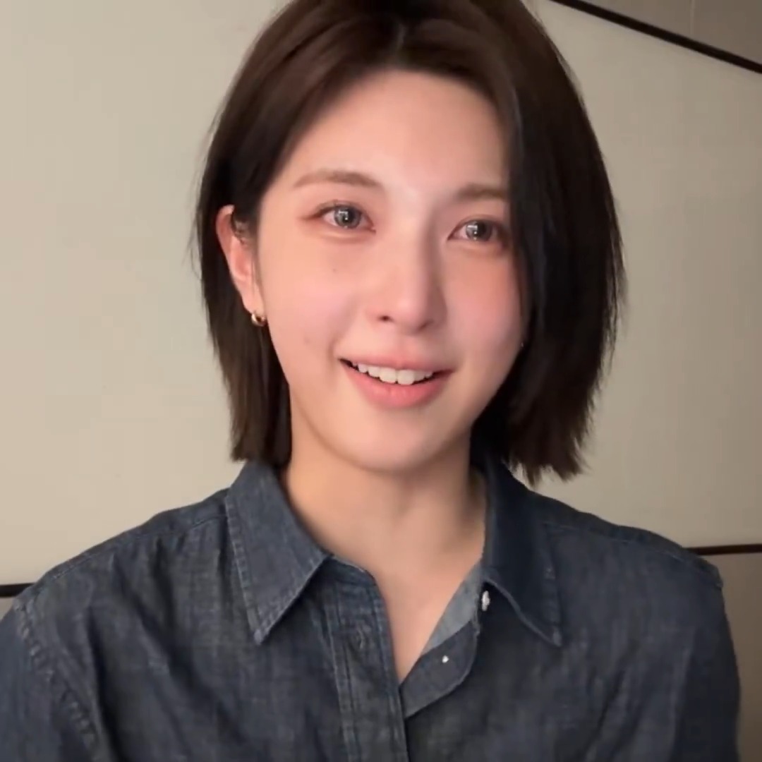 Bae found NSWERs in the comment section so cute that she pulled out her camera and record them with teary eyes 😭😭 she’s literally the most genuine person ever...