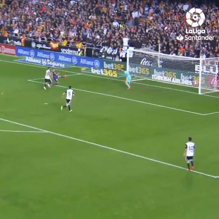 Messi 🇦🇷 et Jordi Alba 🇪🇸 se trouvaient les yeux fermés. 🤯 𝗤𝘂𝗲𝗹 𝗱𝘂𝗼 𝗰’𝗲́𝘁𝗮𝗶𝘁. 🎥 LALIGA
