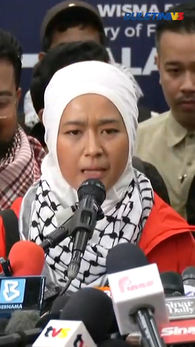 "Jika anda lihat di kepala saya, ini adalah simbol sumud wanita delegasi Sumud Flotilla, di mana hak kami untuk amalkan kepercayaan kami ditindas, tudung kami dirampas, kami dimalukan di depan lelaki ajnabi," - Farah Lee