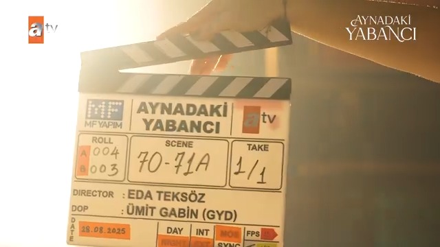 Setin ışıkları altında, hikâyenin gerçek dokunuşları gizli. 😍 Sahne ötesindeki yolculuk sizlerle! 🎬 #AynadakiYabancı atv