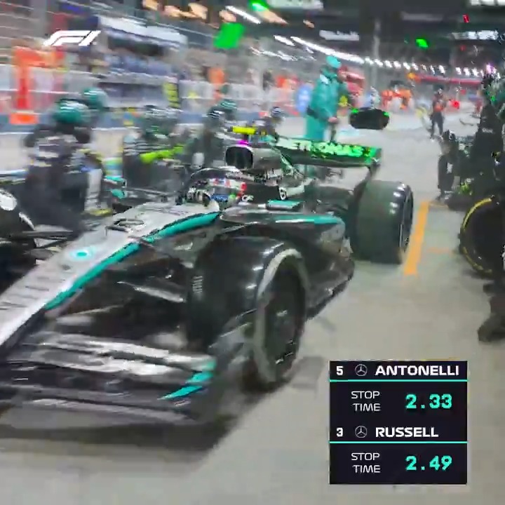 A clean double stack from the Mercedes crew, on a weekend where everything seemed to go to plan 😮‍💨👏 #F1 #SingaporeGP