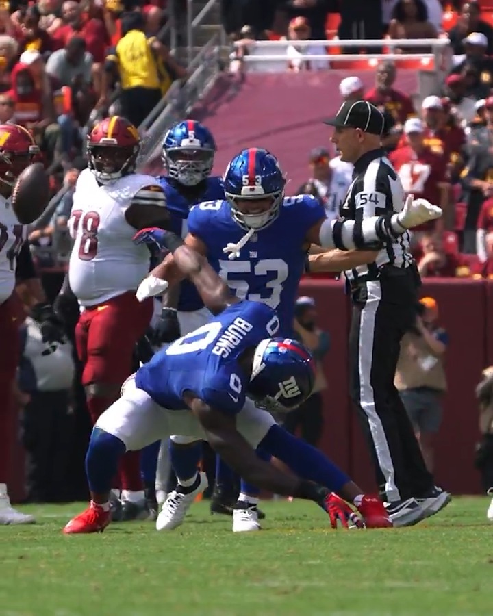 #GIANTS PASS RUSHER BRIAN “SPIDA” BURNS HAS THE COLDEST CELLY IN THE #NFL. SUPERMAN. 🥶🥶🥶