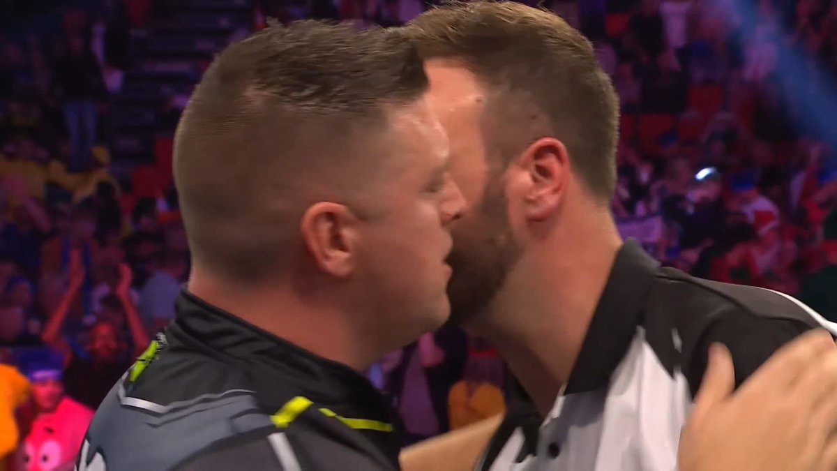 GURNEY CRUISES THROUGH! Daryl Gurney is off the mark here in Leicester, as the 2017 champion wins six out of the seven legs to beat Ross Smith 2-0! 📺 #WGPDarts | R1