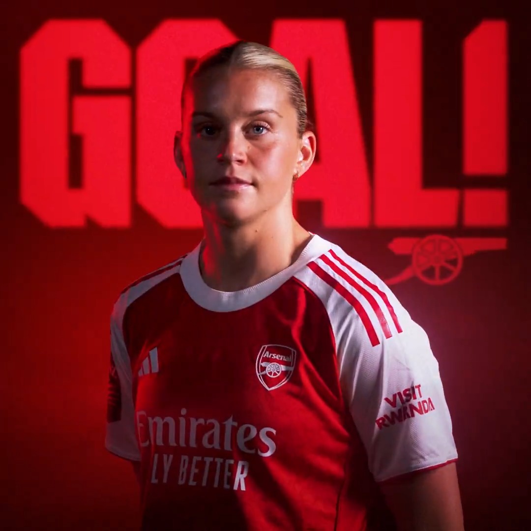 RUSSSSSOOOOOO!!! 🔥 Some magical footwork from Beth Mead at the edge of the box and our number 23 does the rest - what a start! 🤩 🔴 1-0 ⚫️ (6)