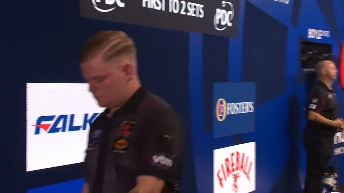 WRIGHT LEADS! The reigning champion is in trouble here! Peter Wright takes the opening set against Mike De Decker and leads 1-0! 📺 #WGPDarts | R1