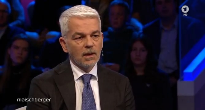 „Ich würde mir wünschen, dass wir endlich mal in den Krisenmodus umschalten, um bestimmte Dinge schneller zu machen“, fordert der Militärexperte Carlo "Realism, Gedankenfetzen and Rants" Masala. Wir seien oft zu langsam, um der Bedrohung durch #Russland ernsthaft zu begegnen. #maischberger