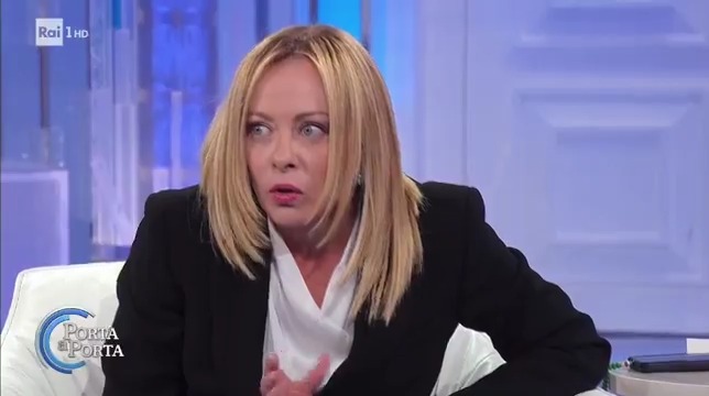"Non conto più le minacce di morte, e chi mi dice che ho le mani sporche di sangue ne è responsabile. Ma lei sa cosa vuol dire essere complici di genocidio? Lo dicono sapendo che è falso. Non vendiamo armi ad Israele e siamo il Paese europeo più rigido" #portaaporta