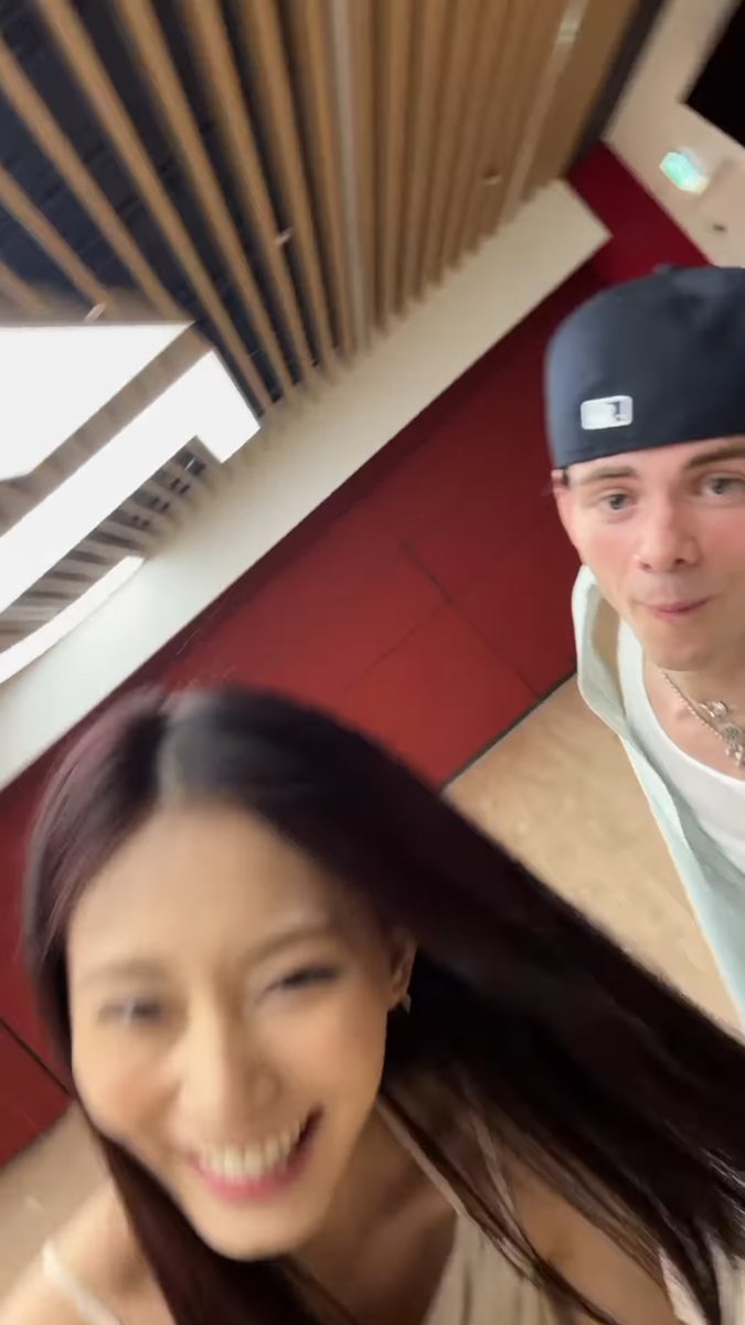 Tzuyu and Corbyn Besson for 'Blink' but the phone is falling 😭