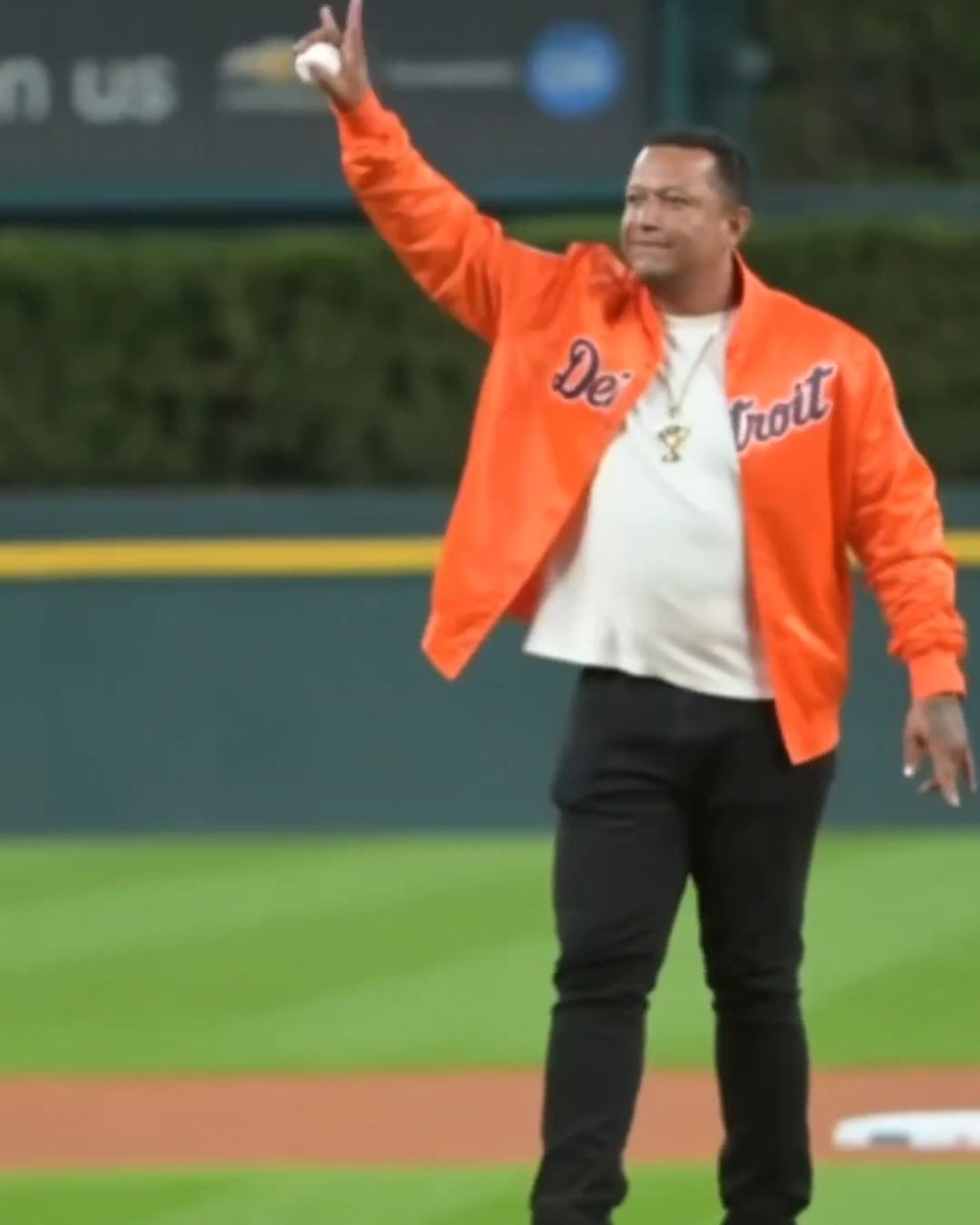 Miguel Cabrera threw out the first pitch prior to #ALDS Game 3 in Detroit 👑