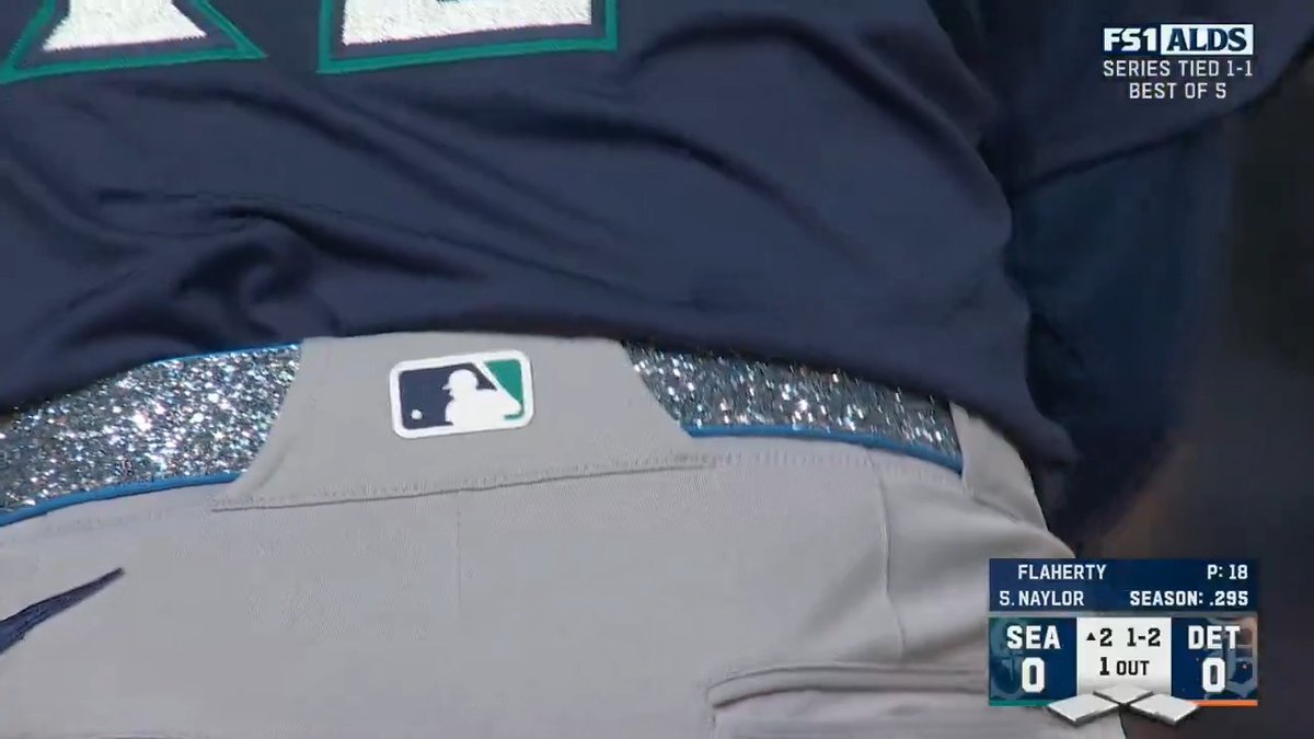 In Game 1 of this series, Josh Naylor had the blinged out shoes. Tonight he has the blinged out belt 🥶