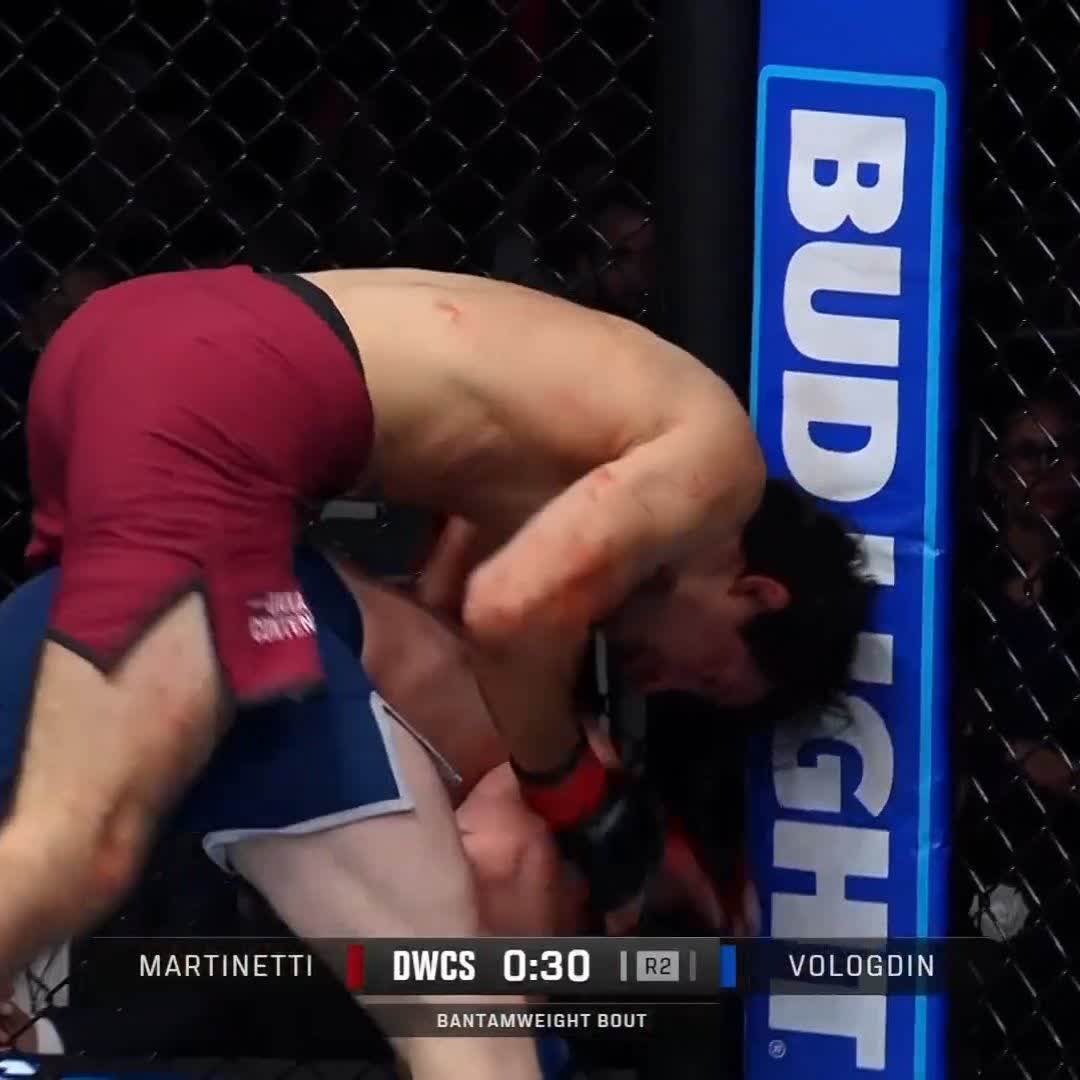 🇷🇺 Mark Vologdin e 🇪🇨 Adrian Luna Martinetti vão protagonizando uma das lutas mais memoráveis da história do Contender Series. #UFC #UFCBR #DWCS