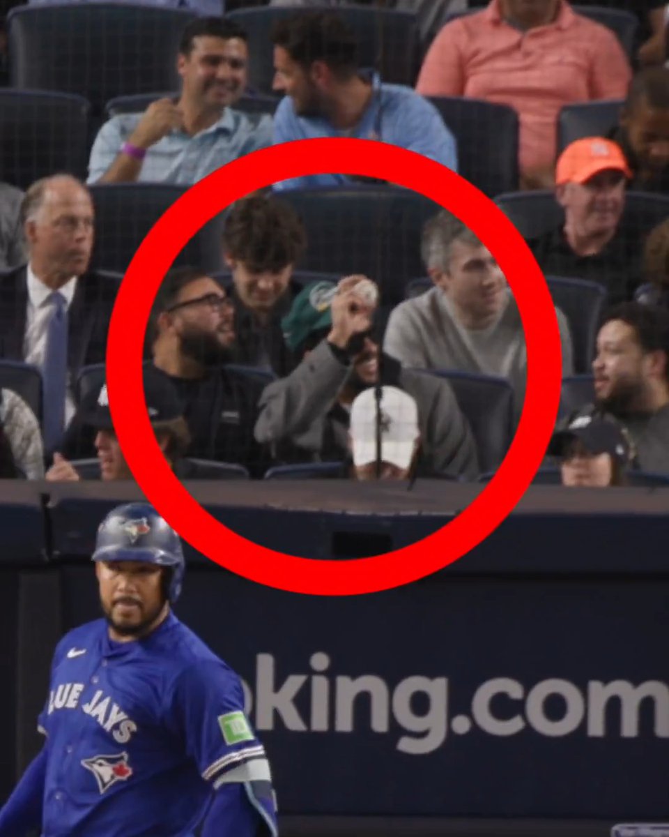 Bad Bunny got a foul ball at the Blue Jays-Yankees game tonight 😭