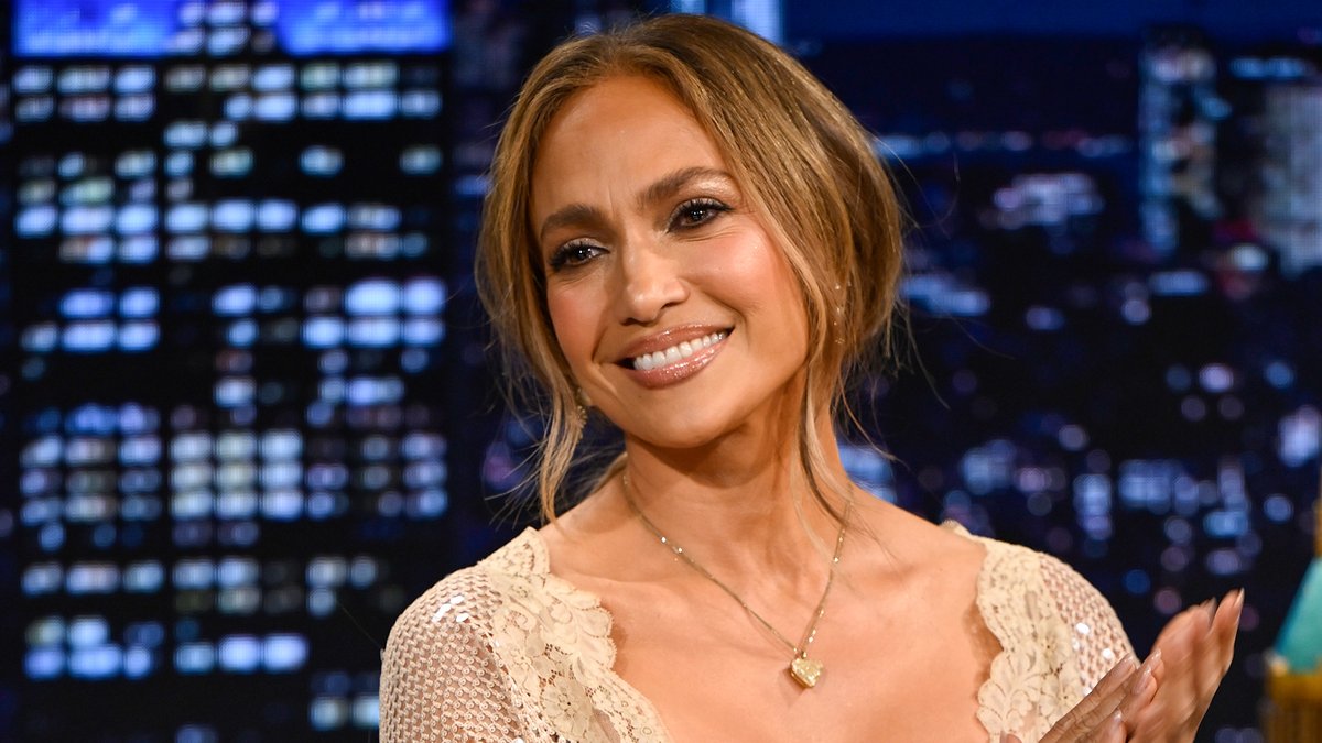 .jlo reacts to some of her viral on-stage mishaps 🤦 #FallonTonight