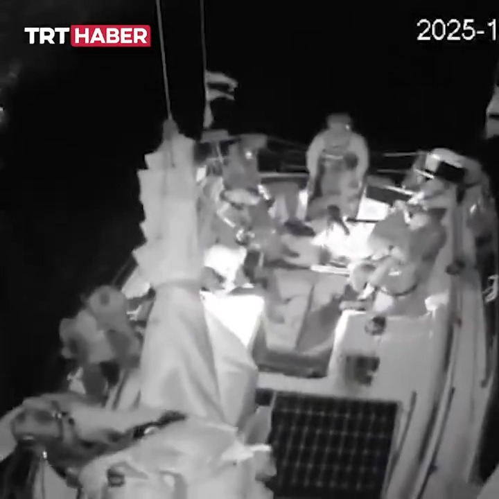 Özgürlük Filosu'nu kuşatan haydut İsrail, gemileri korsanlıkla gasbetmeye başladı. Birçok gemiyle iletişim kesildi.