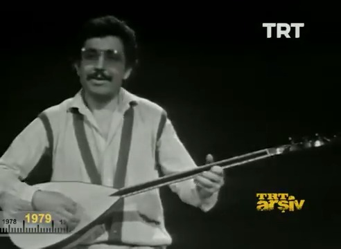 Muhteşem bir kayıt. 12 Eylül öncesi 1979 yılı. “Bulut mu olsam” Şiir Nâzım Hikmet Ran Beste ve yorum Zülfü Livaneli Keman Attila Özdemiroğlu Şair “Deniz olunmalı, oğlum” diye Orhan Veli’ye seslenmektedir. Orhan Veli cevabını yine şiirle verecektir!