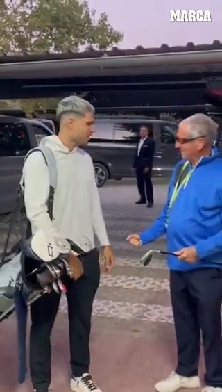 🏌️♂️ Ahí llega Carlos Alcaraz, la gran estrella del Pro-Am del Open de España presented by Madrid, ¡deseando verle en acción con el otro deporte que le tiene conquistado desde hace años! 😍 📱 gerardo riquelme