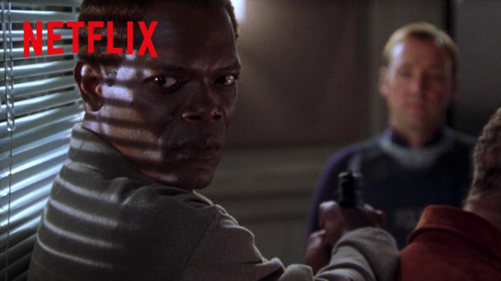 サミュエル・L・ジャクソン vs ケヴィン・スペイシー 敏腕交渉人の頭脳戦！ 人質を取って籠城する 敏腕交渉人 ダニー。 彼が取引相手に指名したのは こちらも一目置かれる交渉人のクリス。 切れ者同士、 互いに裏を取り合う 巧妙な駆け引きの行方は…？ #交渉人 #TheNegotiator