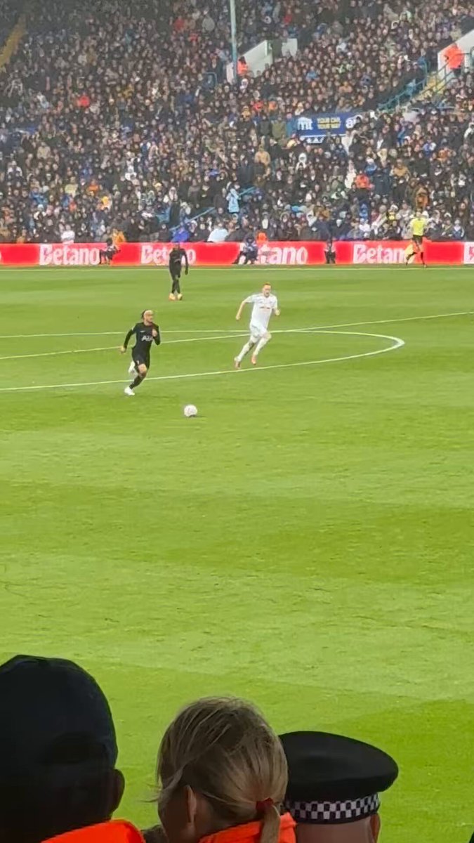 I think we can all agree Xavi Simons is an exciting talent, but I don’t think I realised just how one-footed (right) he is. I’ve hardly ever seen him use his left, hence the reason here he did the Rabona and lost possession rather than using his left foot and playing in Cuti. Having been a top rising teenage star at FC Barcelona's world-famous La Masia academy from a young age, joining at 11 and leaving the club for free in 2019 at age 16, I’m surprised they didn’t make him use his left foot more. His right foot is unbelievable; if he could use his left more, he could go to another level. Thoughts ? #COYS 🤍💙