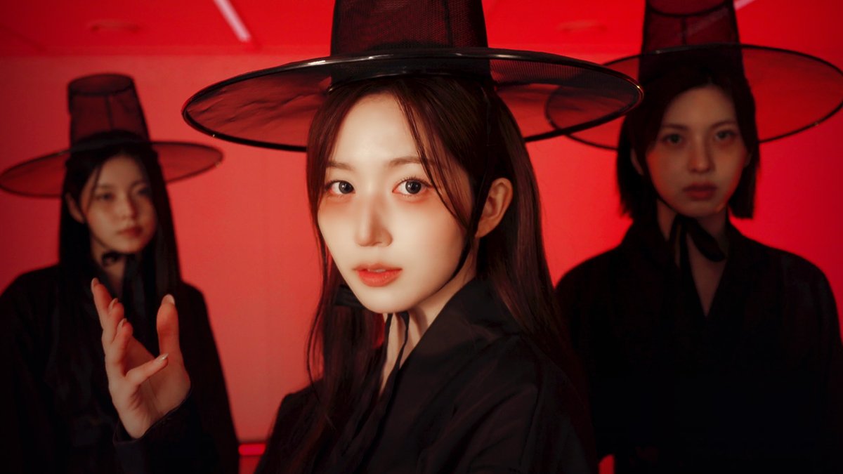 it's not even Halloween yet NMIXX cosplaying as Saja Boys for SPINNIN’ ON IT dance practice