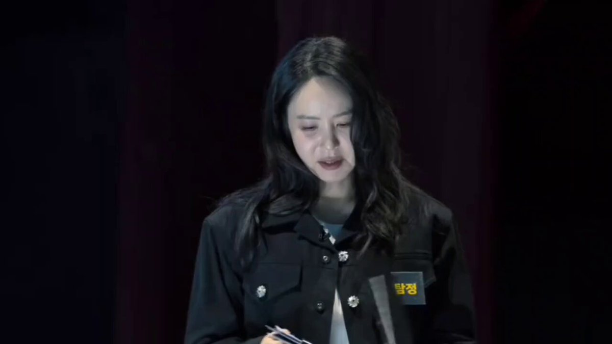 박탐정이 사건 파일을 열면서 목소리가 낮고 조용하고 나긋한 톤으로 읽어준 뒤 다시 박탐정 비출 때 어두운 배경과 사체를 향한 조명으로 박탐정 얼굴이 보이고 "시작해볼까~" 멘트치며 용의자들에게 갈 때 정말 영화의 한 장면 같았음 풍무그룹때부터 이런 연출적인 요소를 잘 비춰줌