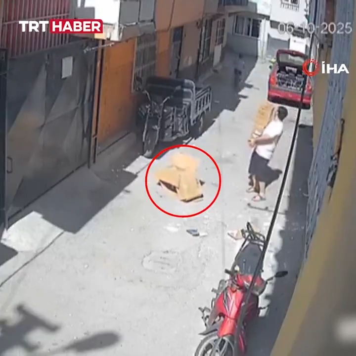 Sokakta üzerine karton örterek oyun oynayan çocuğun üzerinden bisiklet geçti. 📍Adana