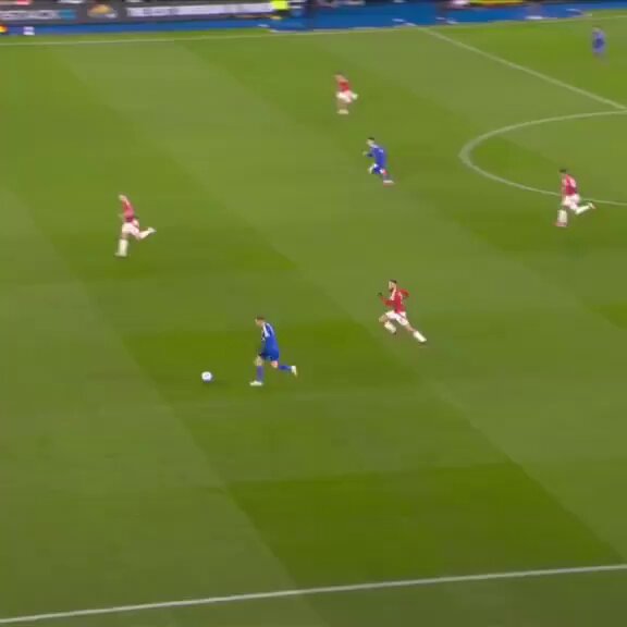 De ligt is the only CB that makes the kind of tackles players fakes an injury to avoid, absolute power house.