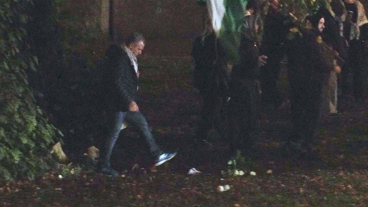 Minnesstunden skändades. En stilla ceremoni hölls igår i Göteborg för att hedra offren för Hamas terrorattack den 7 oktober 2023 – civila kvinnor, män och barn som slumpmässigt mördades eller fördes bort till Gaza. Men sorgen fick inte vara ifred. Palestinaaktivister störde med slagord som “intifada”, ropade ut hat och hot – och så snart polisen lämnat platsen gick flera av dem fram och vandaliserade minnesplatsen. Gravljus sparkades sönder. Blommor kastades omkull. Bilder på de döda revs ner. Det här är inte bara respektlöst – det är en iskall uppvisning i förakt. Gränserna för vad vi accepterar har förskjutits i tysthet. Det som började med extrema slagord har utvecklats till våldsamma överfall på journalister, sabotage av kollektivtrafiken – och nu ett hån mot de döda. De som gör detta har inga rötter här. Ingen lojalitet. De ser inte Sverige som ett hem – utan som ett verktyg. Ett land att ta ifrån, inte ett land att bygga. 📎 Läs mer: Jag får inga skattemedel – min journalistik finansieras helt och hållet av dig som läser. 👉 Bli betalande prenumerant via (60 kr/månad) för att få tillgång till exklusivt innehåll och samtidigt stödja mitt arbete.