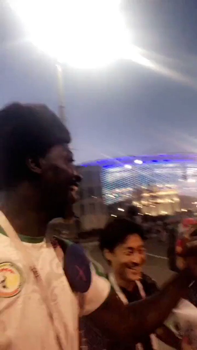 🇯🇵 🇸🇳 ☠️ Durant la Coupe du monde 2018, des supporters du Japon et du Sénégal se sont rassemblés pour chanter ensemble l'opening de One Piece, juste après le match opposant les 2 pays. La beauté des animes. 😍