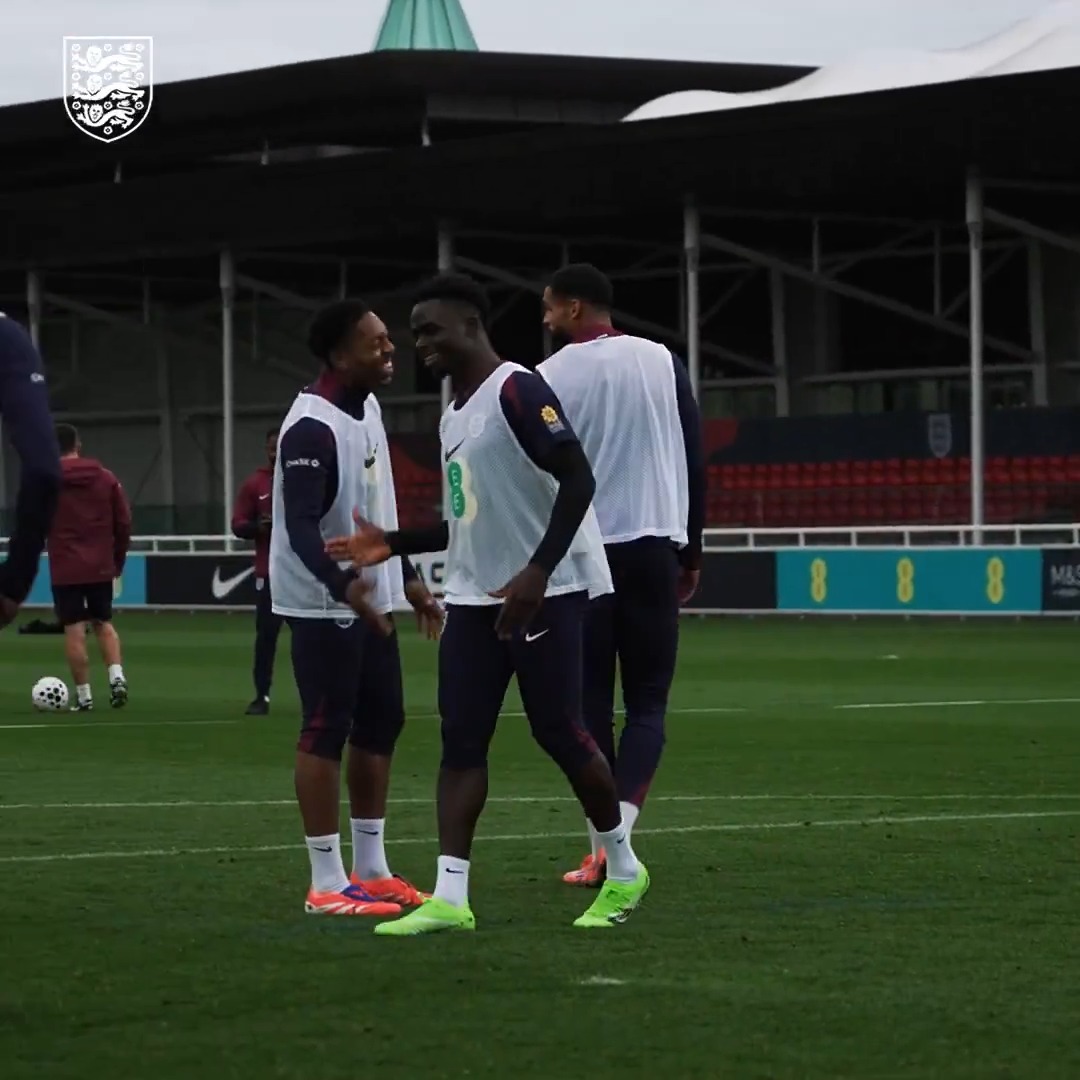 That connection! 🔥 Bukayo Saka 🤝 Ebere