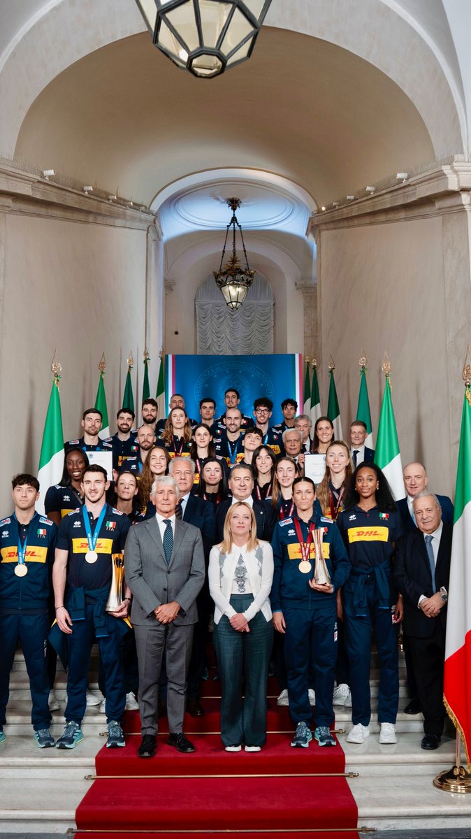 Oggi ho ricevuto a Palazzo Chigi le Nazionali italiane di pallavolo femminile e maschile. I nostri azzurri sono la dimostrazione che disciplina, determinazione, gioco di squadra e passione possono portare molto lontano, fino a toccare la vetta più alta e diventare Campioni del mondo. Con le loro vittorie hanno scritto una nuova pagina della gloriosa storia dell’Italvolley. L’Italia è orgogliosa di voi. Grazie!