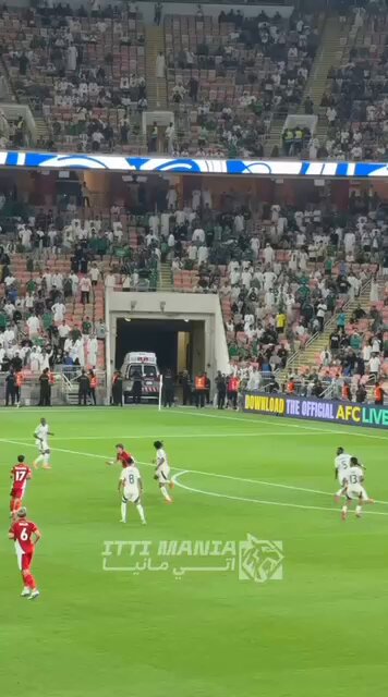 🚨🎥 لاعب المنتخب الإندونيسي يتدخل على سالم الدوسري في آخر دقيقة بكل خشونة على مرتين الحكم الكويتي شاهد اللقطة أمامه ولم يحتسب شيء 😂