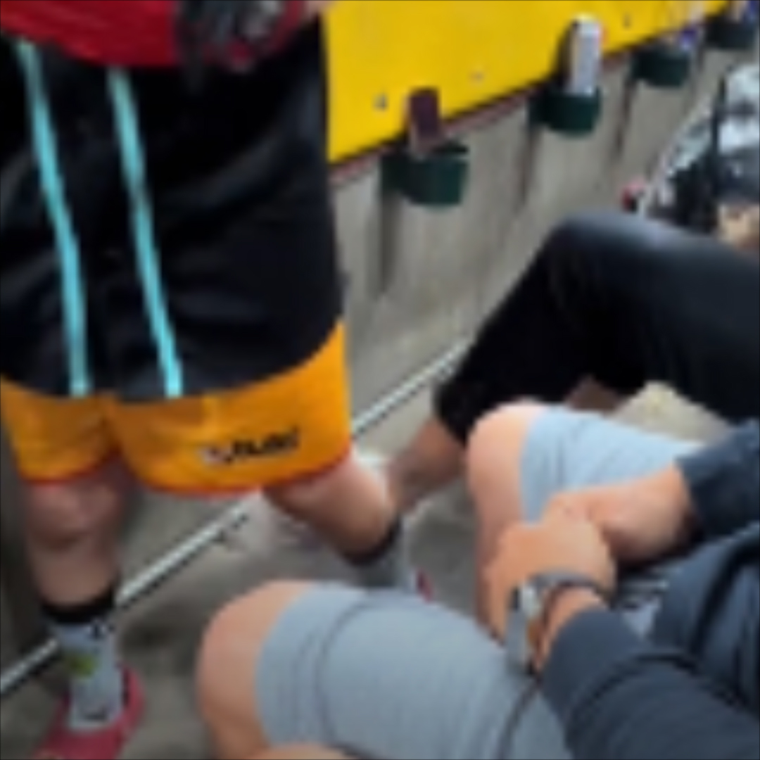 Un niño no se quedó callado luego de que una mujer mayor lo pateara durante un partido de béisbol en EE. UU.