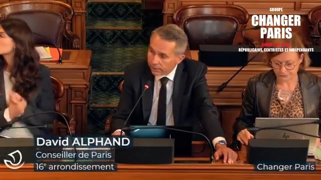 "Il y a eu cette escapade de la maire à Tahiti, où on l'attend toujours sur la plage de surf à Teahupo'o ... une improbable virée, sans mandat spécial du Conseil de Paris, mais avec l'argent des Parisiens" #TahitiGate