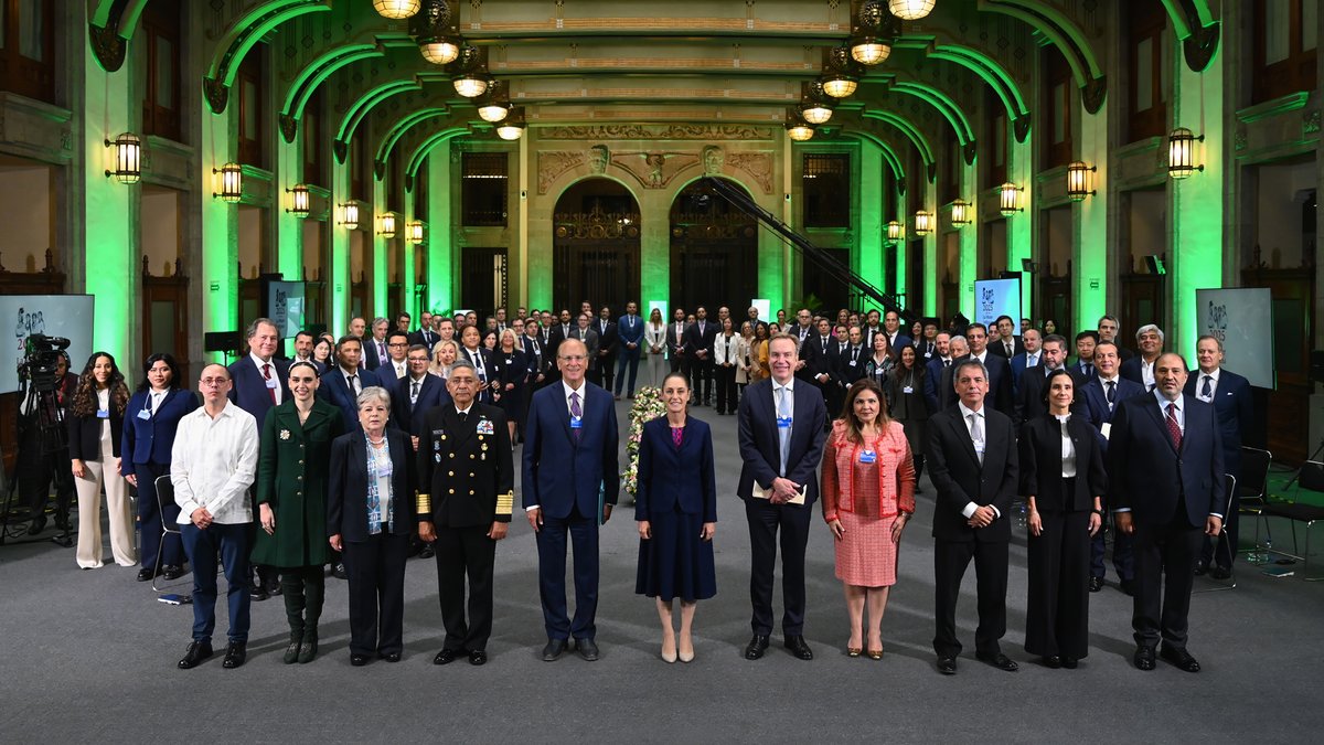 En Palacio Nacional, compartimos el Plan México con las y los empresarios invitados al Foro Económico Mundial: fortalecemos la inversión pública y privada para alcanzar la soberanía alimentaria y energética. Seguimos optimistas sobre el crecimiento económico de nuestro país.