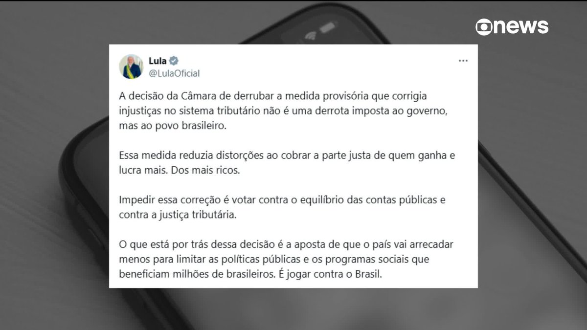 Depois de semanas de vitórias, o governo Lula sofreu uma derrota dura no Congresso. A medida provisória que substituiria o IOF foi retirada da pauta por articulação de líderes do Centrão e da oposição – a MP era considerada essencial para fechar o orçamento de 2026. O governo vê na rejeição da medida um movimento eleitoral antecipado. A articulação envolveu nomes como Tarcísio de Freitas, Ronaldo Caiado e Ciro Nogueira, e teve como objetivo impedir um reforço de R$ 30 bilhões no caixa do governo em ano de eleição. Lula reagiu afirmando que a decisão “não é uma derrota ao governo, mas ao povo brasileiro. (...) Votar contra essa correção é votar contra a justiça tributária e contra o Brasil.” ➡ Assista ao #EmPauta: #GloboNews