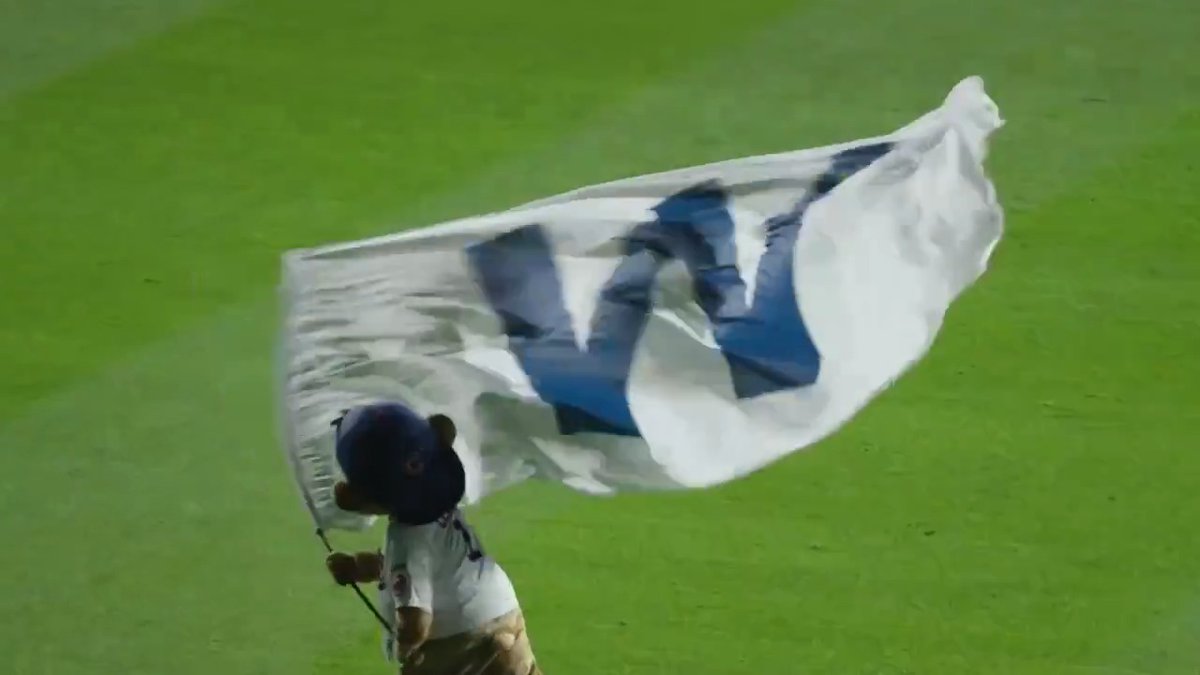 Scenes from Wrigley Field after the final out 😍 #NLDS